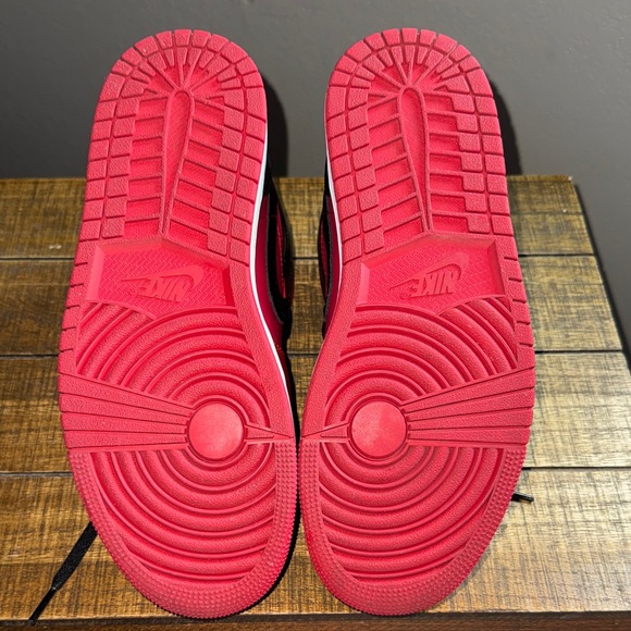 Women’s Air Jordan 1 Mid Sneakers in Black/ Gym Red. Women’s 9.5/ Men’s 8 - Picture 5 of 7